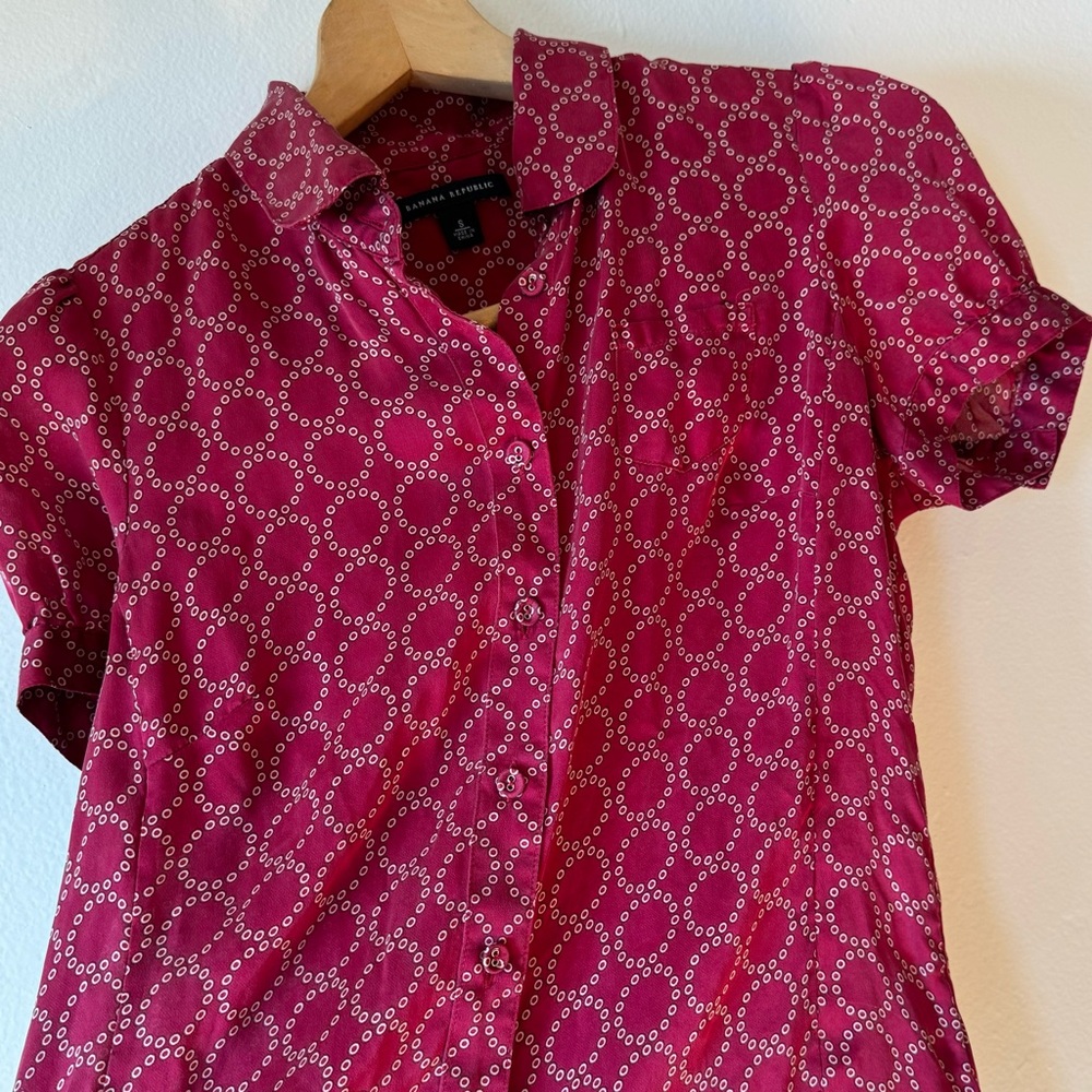 Banana Republic Cranberry Red Silk Blouse with Circle Pattern Size Small